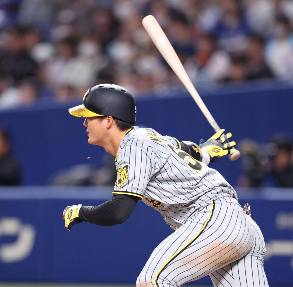 　９回、右前適時打を放つ前川（撮影・中田匡峻）