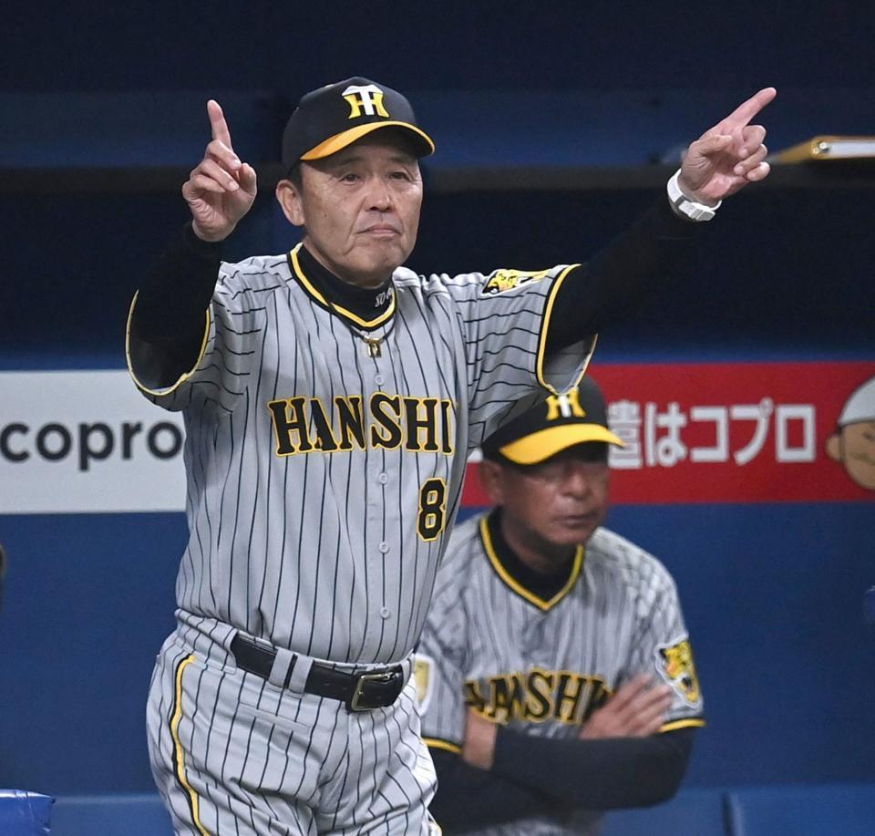 　５回、リクエストする岡田監督（撮影・飯室逸平）