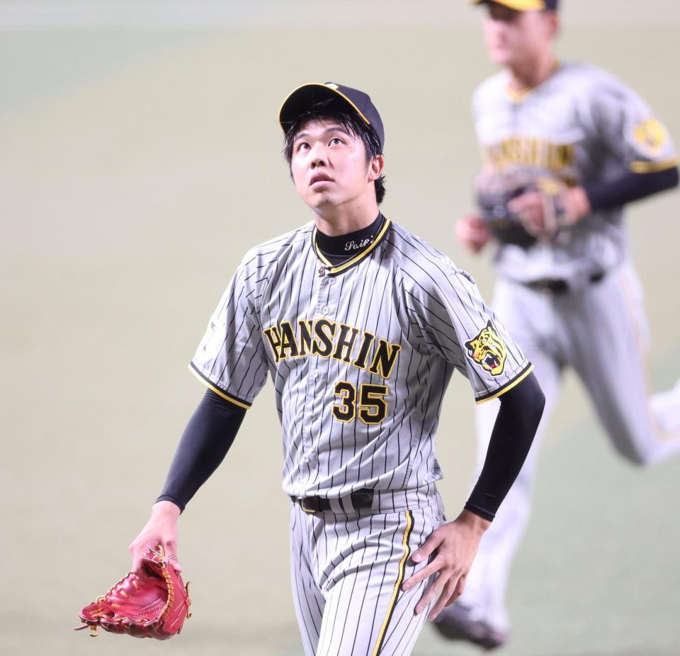 　２回に２失点した才木はイニングを投げ終え、上を見上げながらベンチに戻る（撮影・中田匡峻）