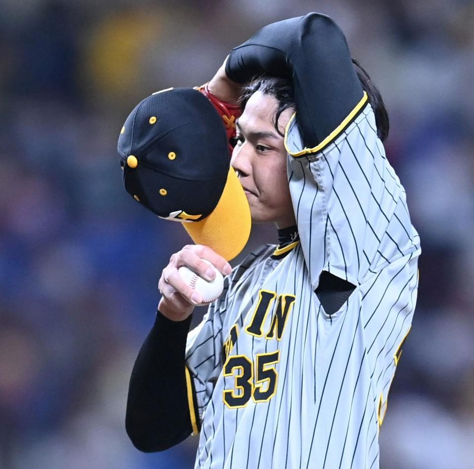 　２回、２点を奪われぼう然と汗をぬぐう才木（撮影・飯室逸平）