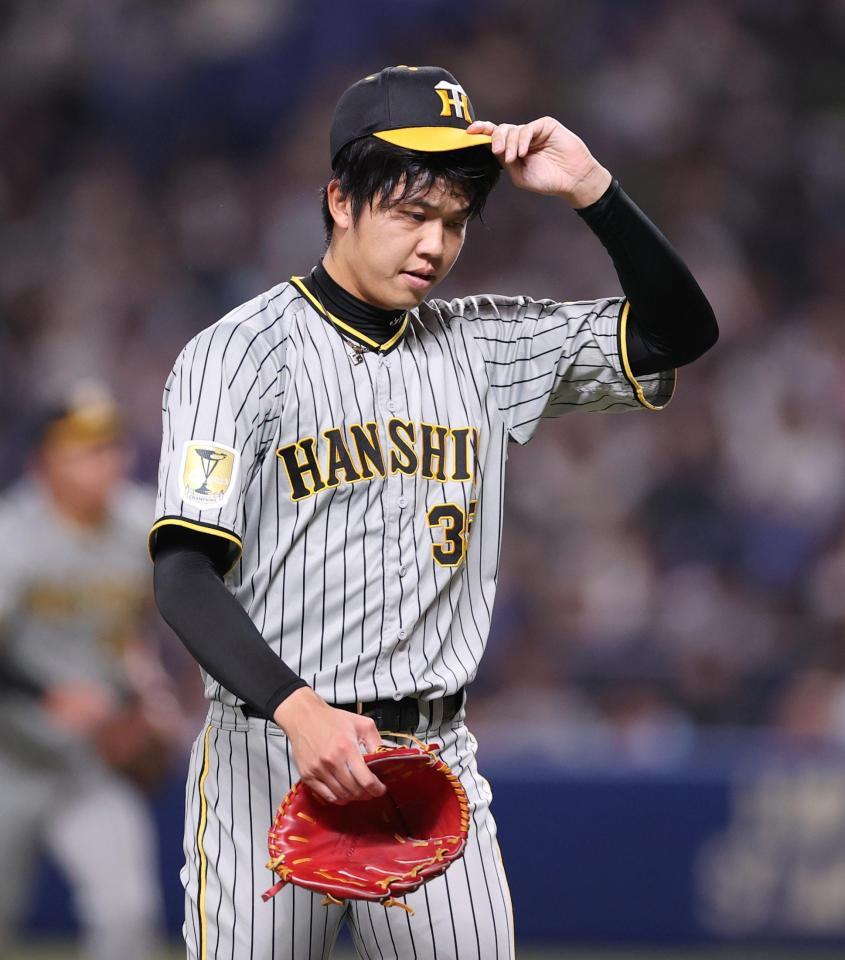 　２回裏を終え、ベンチに戻る才木