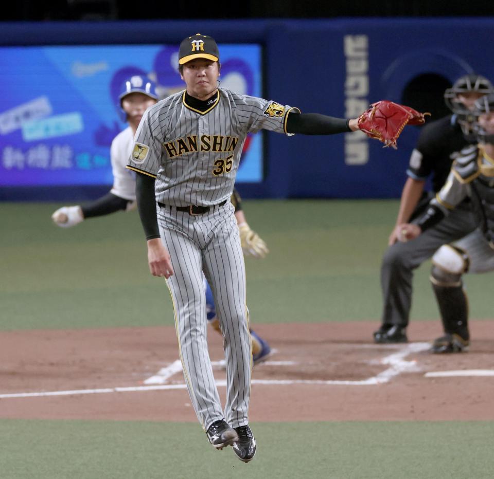 　２回、宇佐見の打球に飛びつく才木（撮影・田中太一）