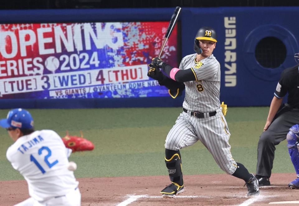 　６回、中前へ安打を放つ佐藤輝（撮影・田中太一）