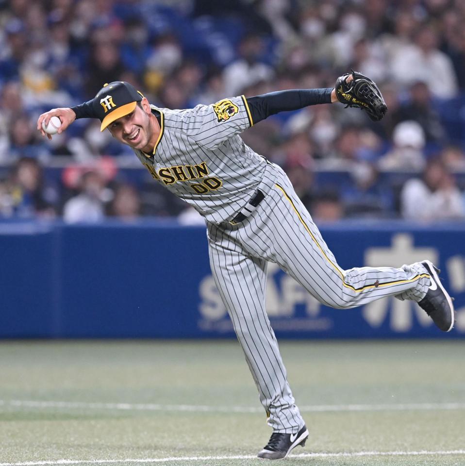 　６回、ゲラは中島の打球を処理し、送球しようとするも内野安打となる（撮影・飯室逸平）