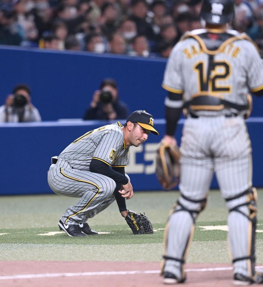 　６回、追加点を許し、その場にしゃがみこむゲラ（撮影・飯室逸平）