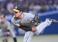 　８回、力投する石黒（撮影・飯室逸平）