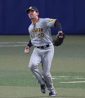 　６回、中島の打球を捕る際に足を痛め、顔をしかめるゲラ（撮影・田中太一）