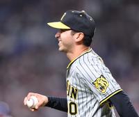 　６回、中島の打球を処理後、表情をゆがめるゲラ（撮影・中田匡峻）