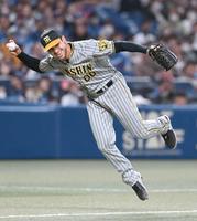 　６回、ゲラは懸命のフィールディングも送球出来ず、追加点を許す（撮影・飯室逸平）