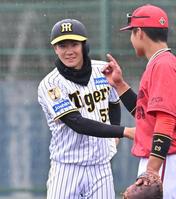 　３回、左前打を放ち、笑顔を見せる山田（撮影・北村雅宏）