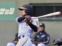 　１回、左前打を放つ山田（撮影・北村雅宏）