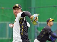 　登板へ向けて調整を進める村上（撮影・立川洋一郎）