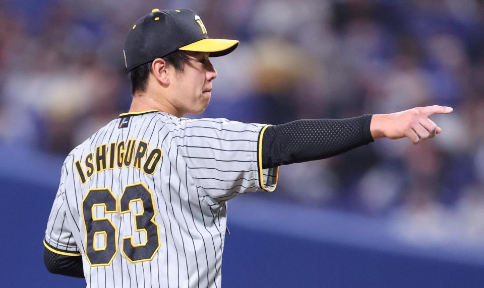 　８回、三好を三振に斬った石黒（撮影・中田匡峻）