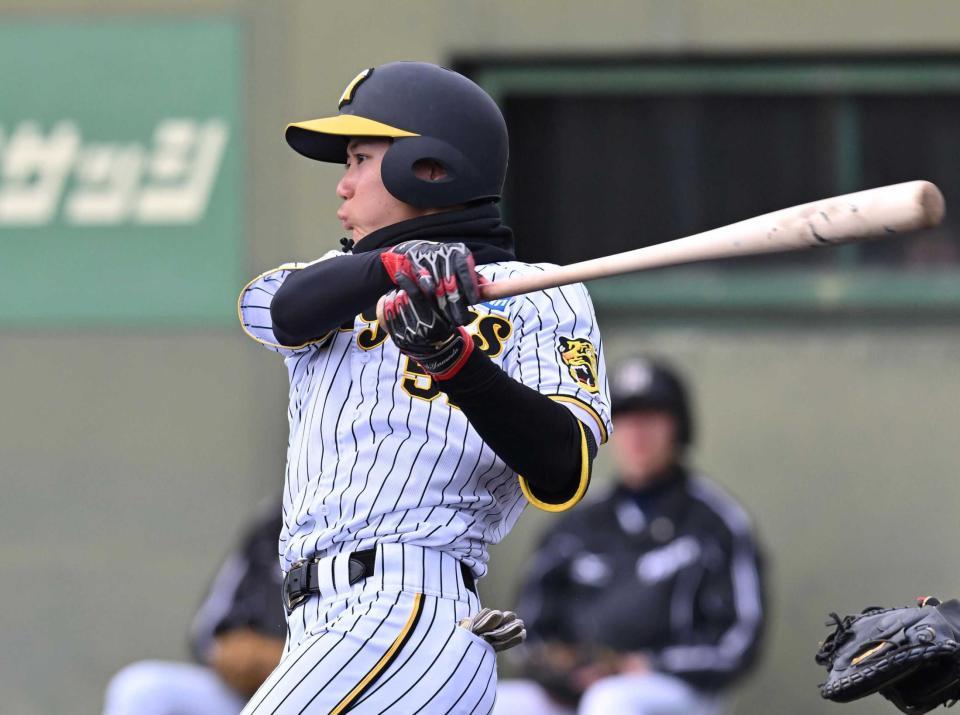 　１回、左前打を放つ山田（撮影・北村雅宏）