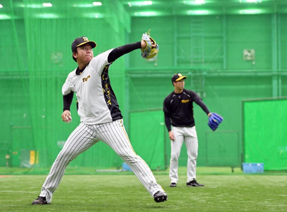 　登板へ向けて調整を進める村上（撮影・立川洋一郎）