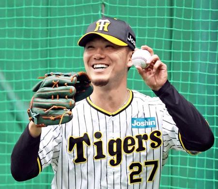 　ボールを手に笑顔を見せる伊藤将（撮影・立川洋一郎）