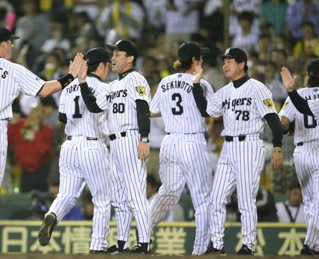 　岡田監督（左）と並んでナインを迎える平田ヘッド（７８）＝０６年９月