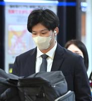 　福岡に到着した森下（撮影・立川洋一郎）