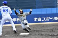 　３回に三塁を陥れる豊田