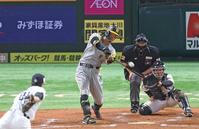 　４回、右中間へソロを放つ佐藤輝（撮影・中田匡峻）