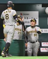 　４回、ソロを放った佐藤輝を迎える岡田監督（撮影・立川洋一郎）