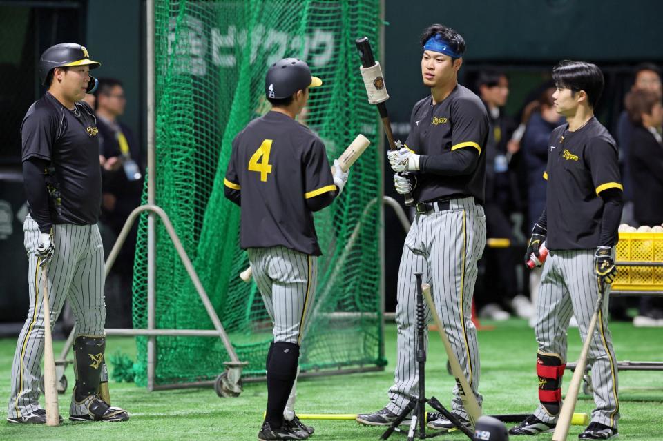 　練習の合間に談笑する（右から）中野、佐藤輝、熊谷、大山（撮影・立川洋一郎）