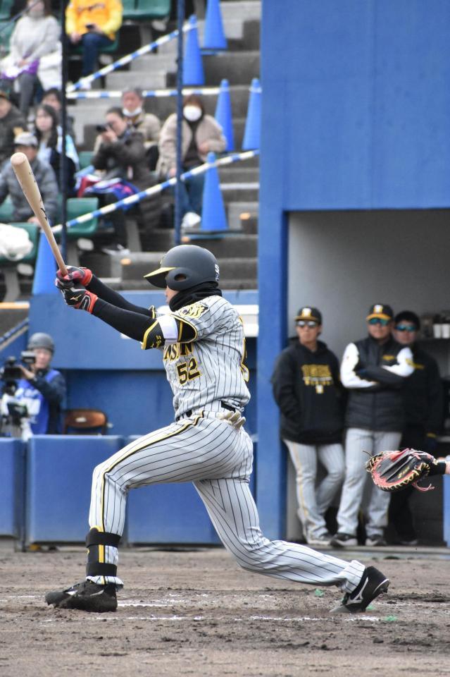 　３回に大野雄から適時打を放つ山田