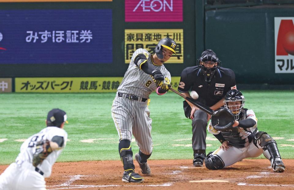 　４回、右中間へソロを放つ佐藤輝（撮影・中田匡峻）