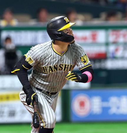 　４回、右中間スタンドへソロを放つ佐藤輝