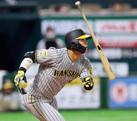 　９回、二塁打を放つ前川