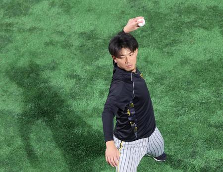 　フェンスに向かってボールを投げる伊藤将（撮影・中田匡峻）