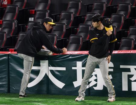 　近本（左）と話す中野（撮影・中田匡峻）