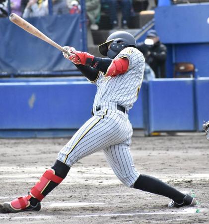 　７回に中前打を放った野口