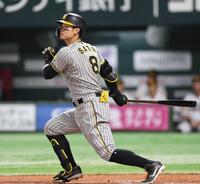 　２回、左線へ二塁打を放つ佐藤輝