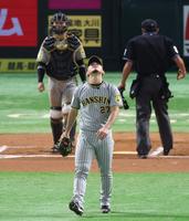 　６回、栗原に中前適時打を浴び、天を仰ぐ伊藤将（撮影・中田匡峻）