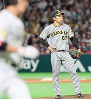 　８回、栗原にソロを浴びる石井（撮影・立川洋一郎）