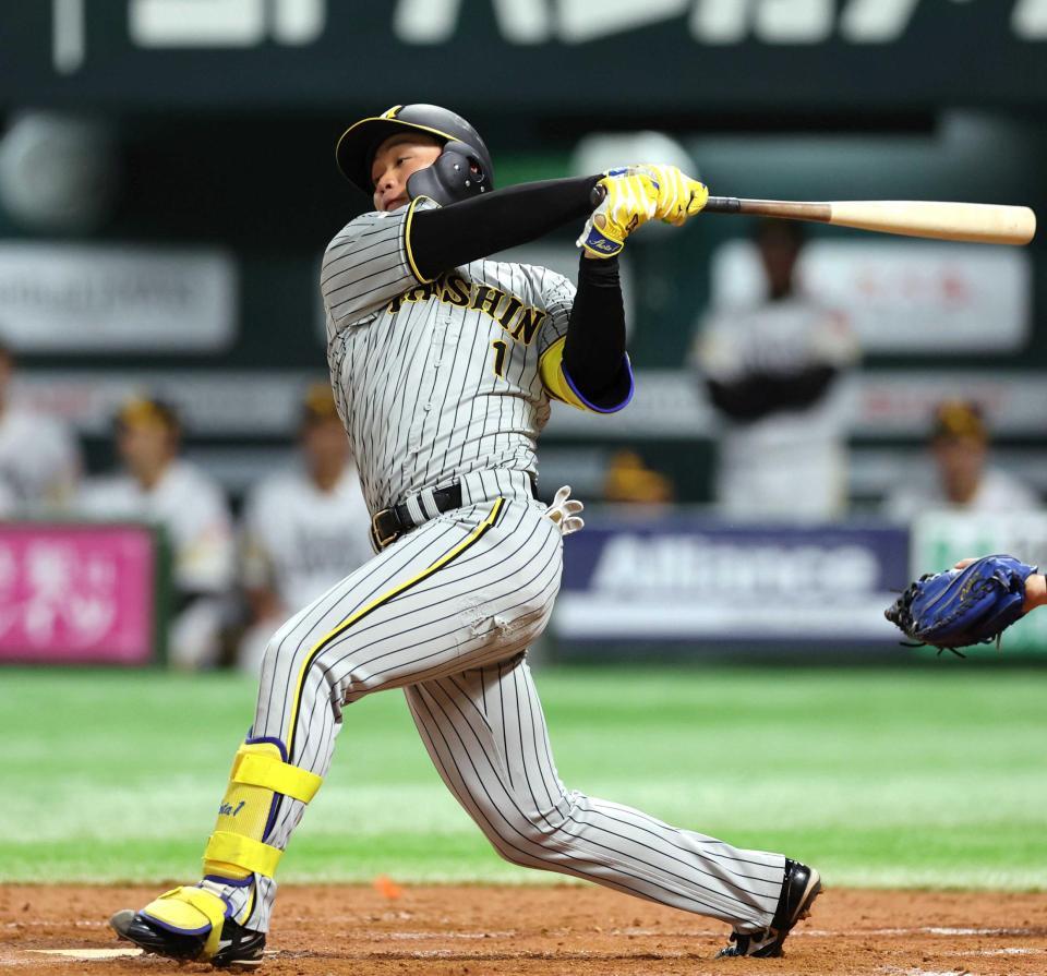 　４回、中前へ安打を放つ森下（撮影・田中太一）