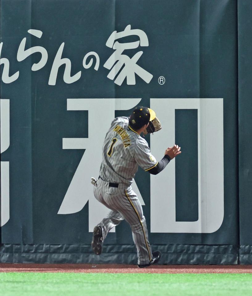 　３回、栗原の打球をキャッチする森下＝２０日