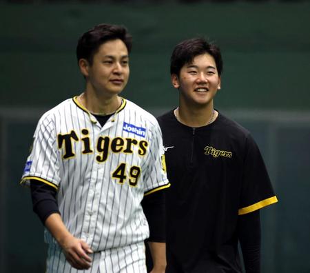 　登板に向け調整する大竹（左）と門別（撮影・山口登）