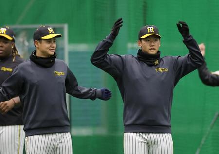 　ウオーミングアップをする門別（右）と大竹（撮影・田中太一）