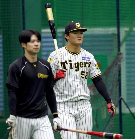 　打撃練習のためケージへ向かう前川（右）と中野（撮影・田中太一）