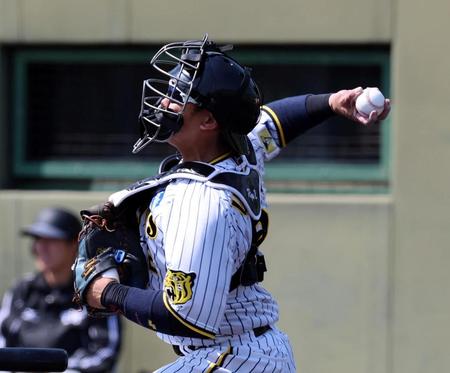 　３回、二塁へ送球する梅野（撮影・山口登）