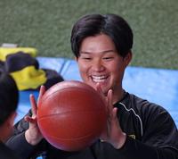 　笑顔でトレーニングをする森下（撮影・中田匡峻）