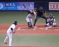 　２回、空振り三振に倒れる佐藤輝（撮影・中田匡峻）