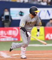 　７回、内野安打を放つ木浪（撮影・立川洋一郎）