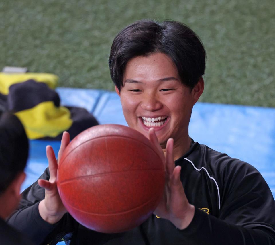 　笑顔でトレーニングをする森下（撮影・中田匡峻）