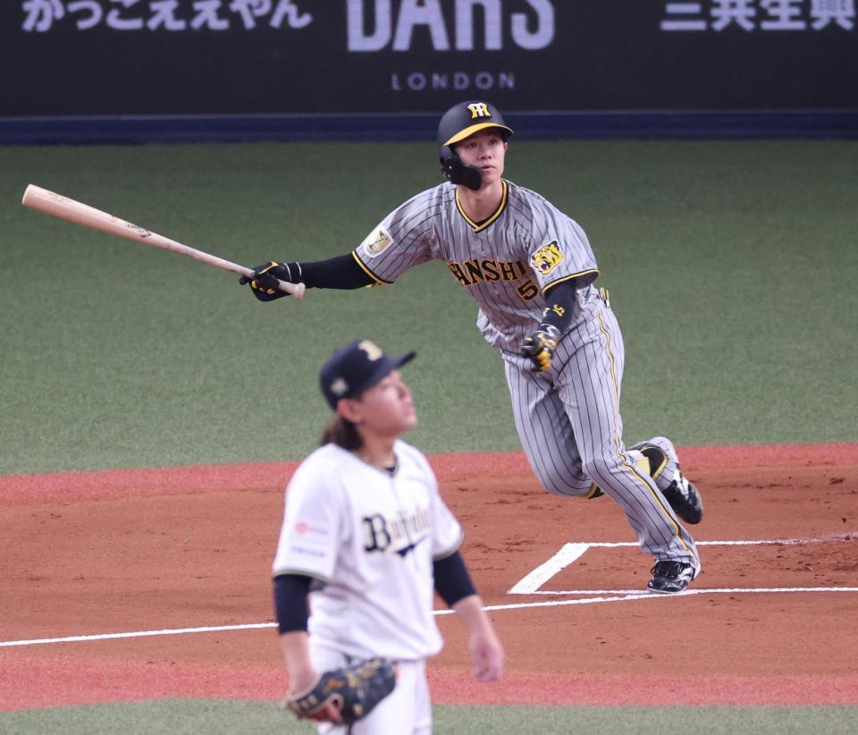 　１回、左飛に倒れる中野（撮影・中田匡峻）