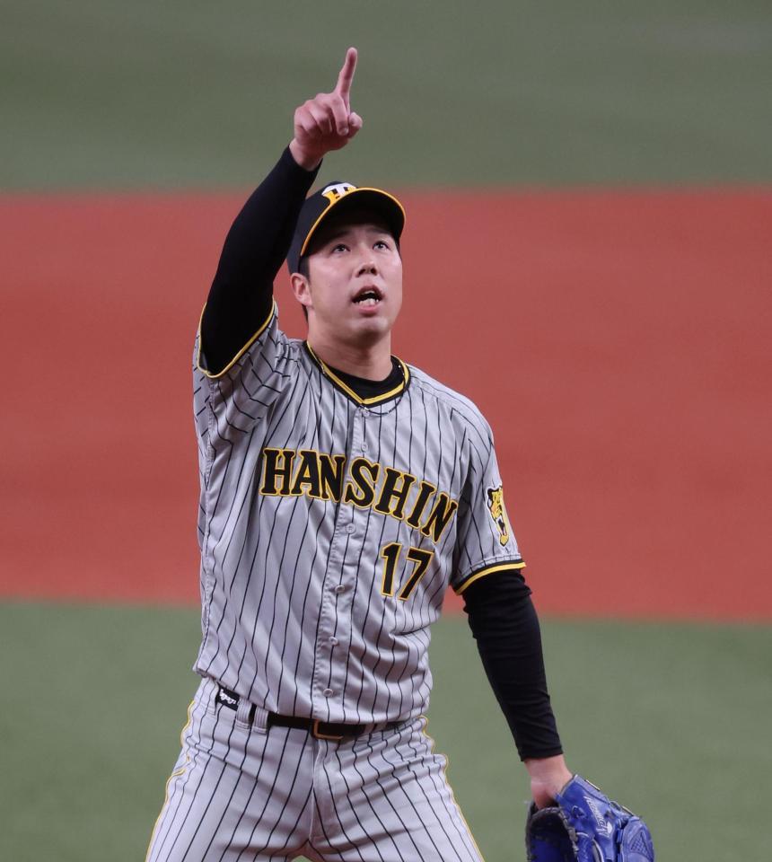 　１回、森の打球に指をさす青柳（撮影・田中太一）