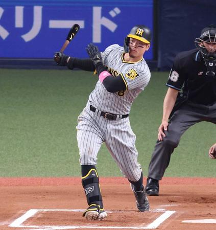 　６回、右前打を放つ佐藤輝（撮影・中田匡峻）