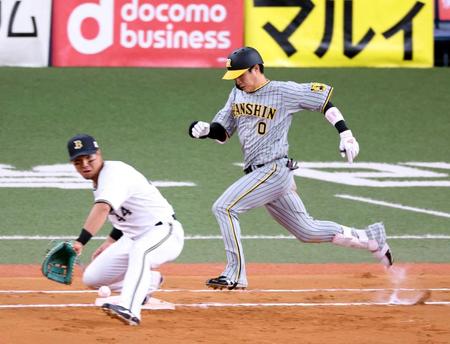 　７回、ショートへの内野安打で出塁する木浪（撮影・中田匡峻）